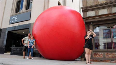 Гігантська червона куля «утекла» з виставки (ВІДЕО)