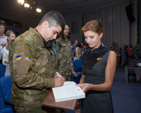 Марина Порошенко разом із кіборгами привітала Сергія Лойко з презентацією книги «Аеропорт» Марина Порошенко разом із кіборгами привітала Сергія Лойко з презентацією книги «Аеропорт»