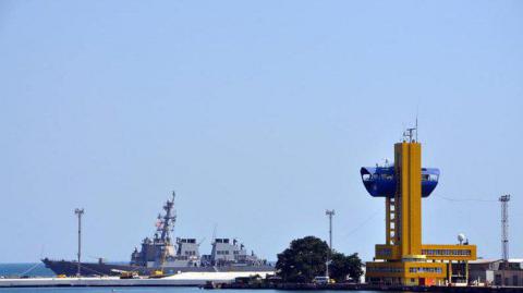 Есмінець ВМС США зайшов в Одесу (ФОТО) Есмінець ВМС США зайшов в Одесу (ФОТО)