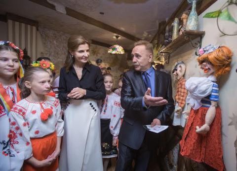 Дружина Президента України взяла участь у церемонії відкриття проекту «Артисти-дітям» (ФОТО) Дружина Президента України взяла участь у церемонії відкриття проекту «Артисти-дітям» (ФОТО)