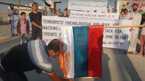 Жителі Сирії підпалили прапор РФ (ВІДЕО)