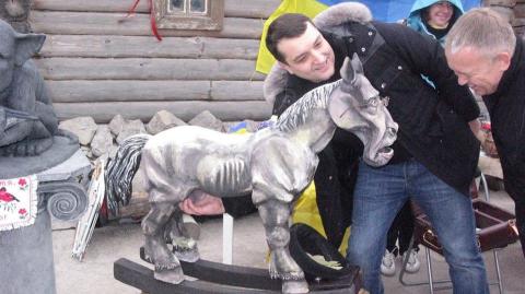 У Запоріжжі з'явився пам'ятник «сумного коня» - Лаврову (ФОТО) У Запоріжжі з'явився пам'ятник «сумного коня» - Лаврову (ФОТО)