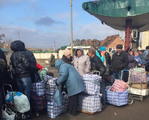 На Луганщині відкрили перший пункт пропуску, що дозволяє потрапити в "ЛНР" На Луганщині відкрили перший пункт пропуску, що дозволяє потрапити в "ЛНР"
