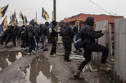 На Харківщині "коктейлями Молотова" знищено будинок начальника поліції На Харківщині "коктейлями Молотова" знищено будинок начальника поліції