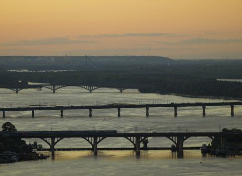 На вихідних на трьох основних мостах Києва буде обмежено рух