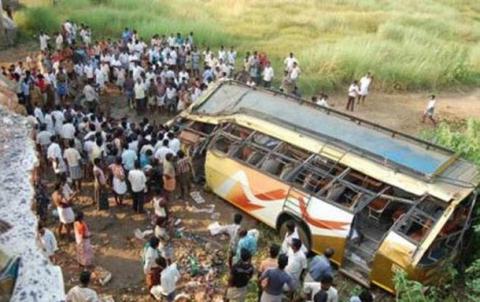 В Індії впав у прірву автобус з оперною трупою