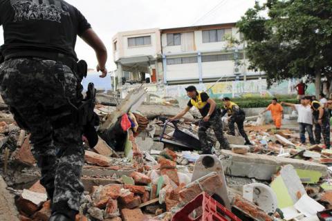 Землетрус в Еквадорі забрав життя щонайменше 413 осіб