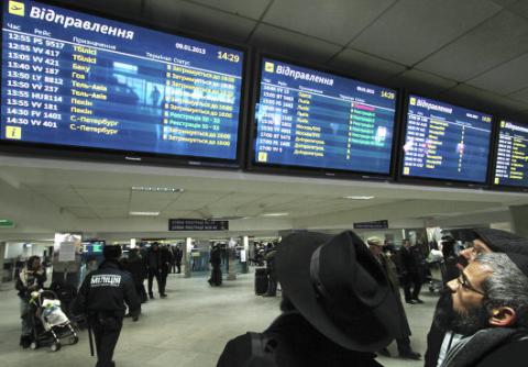 В "Борисполі" шалені черги та затримки рейсів через повідомлення про мінування