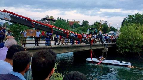 В Туреччині автобус зі школярами впав в канал