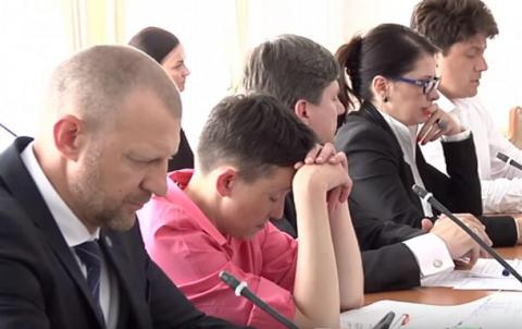 Як Савченко заснула на засіданні комітету ВР з питань нацбезпеки (ВІДЕО) Як Савченко заснула на засіданні комітету ВР з питань нацбезпеки (ВІДЕО)