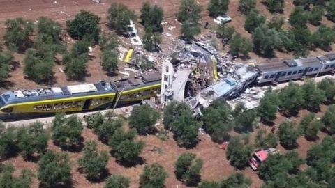 Внаслідок зіткнення поїздів в Італії загинуло десятки людей Внаслідок зіткнення поїздів в Італії загинуло десятки людей