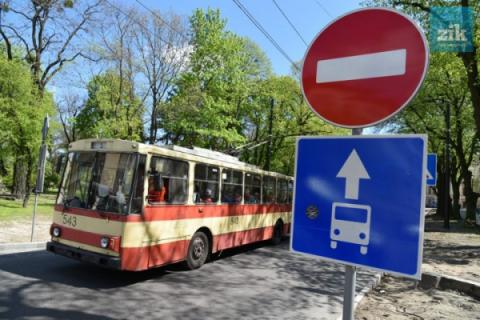 У Львові облаштовують «французьку» зупинку громадського транспорту У Львові облаштовують «французьку» зупинку громадського транспорту