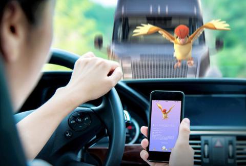 Водій, який за кермом грав у Pokemon Go, вбив жінку Водій, який за кермом грав у Pokemon Go, вбив жінку