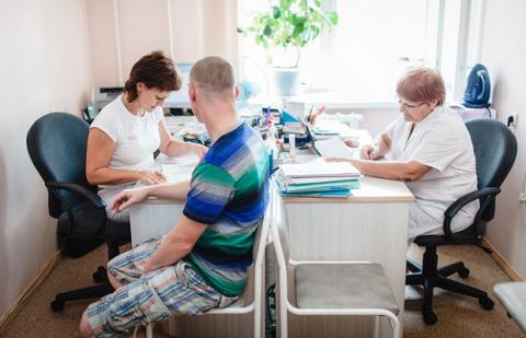 На кінець 2017 року зарплата лікаря-терапевта буде 7910 грн На кінець 2017 року зарплата лікаря-терапевта буде 7910 грн