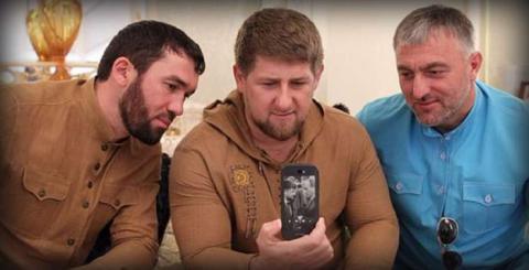 Лідера Чечні намалювали грудьми (ВІДЕО) Лідера Чечні намалювали грудьми (ВІДЕО)