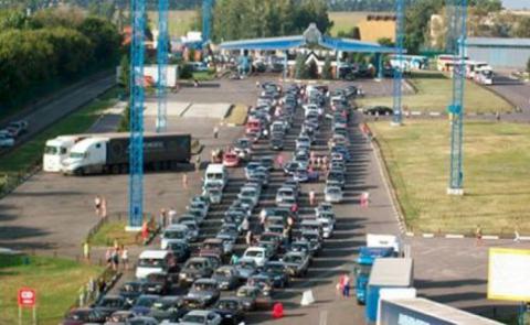 На кордоні з Польщею скупчилися близько 700 автомобілів