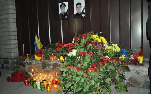 Тисячі громадян Дніпра прийшли попрощатися з загиблими патрульними поліцейськими Тисячі громадян Дніпра прийшли попрощатися з загиблими патрульними поліцейськими