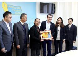 У Китаї цікавляться Україною і невдовзі у Києві відкриється корпункт газети "Женьмінь жибао" У Китаї цікавляться Україною і невдовзі у Києві відкриється корпункт газети "Женьмінь жибао"