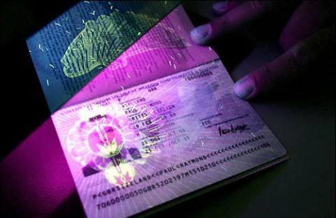 Вартість біометричних закордонних паспортів для українців знизять Вартість біометричних закордонних паспортів для українців знизять