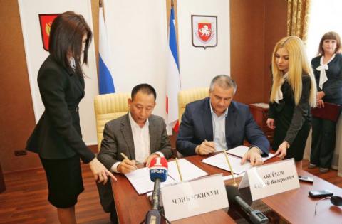 В окупований Крим приїхала група підприємців з Китаю В окупований Крим приїхала група підприємців з Китаю
