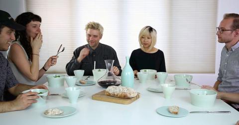 Мешканець Нью-Мексико розробляє сервізи, використовуючи людські кістки (ВІДЕО) Мешканець Нью-Мексико розробляє сервізи, використовуючи людські кістки (ВІДЕО)