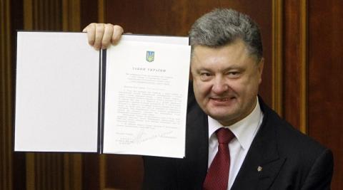 На крок ближче до попередників: Порошенко підписав новий скандальний закон На крок ближче до попередників: Порошенко підписав новий скандальний закон