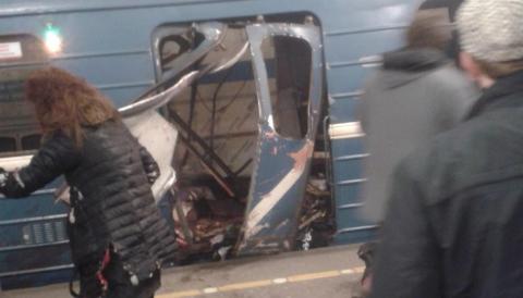 Вибух в Пітерському метро: 50 постраждалих, 10 загинули (ВІДЕО) Вибух в Пітерському метро: 50 постраждалих, 10 загинули (ВІДЕО)
