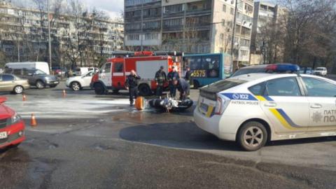 У Києві сталася аварія: позашляховик збив мотоцикліста У Києві сталася аварія: позашляховик збив мотоцикліста