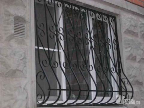 У Києві решітка впала на голову дитині У Києві решітка впала на голову дитині
