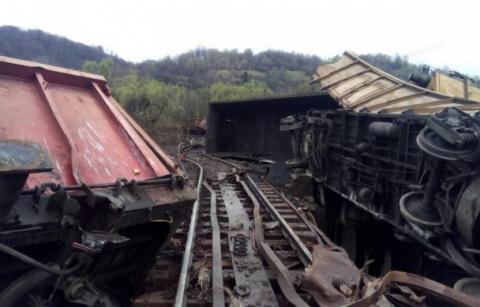 Смертельна аварія: у Румунії потяг злетів з рейок (ФОТО)