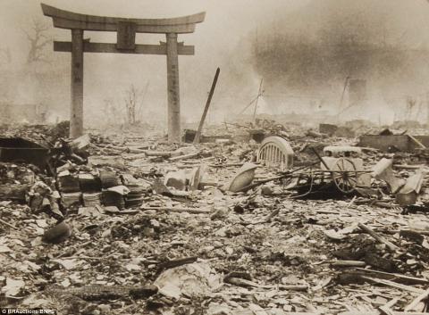 Шокуючі світлини Нагасакі після атомного вибуху, які були вилучені урядом Японії (ФОТО)