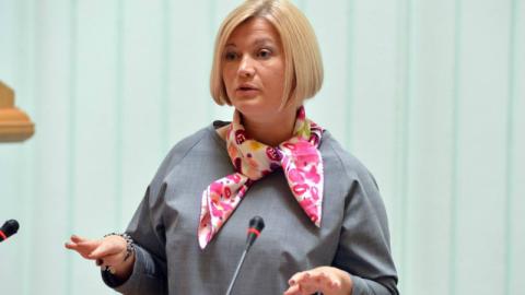 Ірина Геращенко нагородила жінок-медиків в АТО Ірина Геращенко нагородила жінок-медиків в АТО