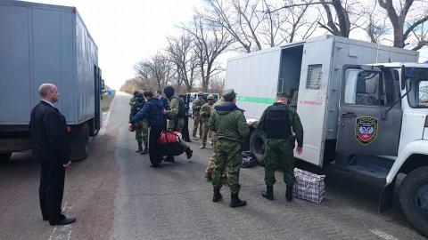 Терористи "ДНР" передали Україні 14 полонених (ФОТО)