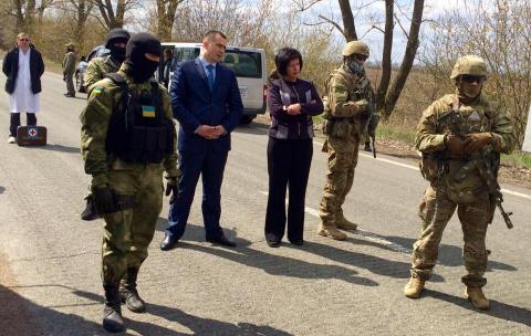 Терористи "ДНР" передали Україні 14 полонених (ФОТО)