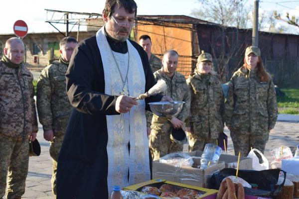Великдень під кулями: українські військові на фронті теж освятили паски (ФОТО)