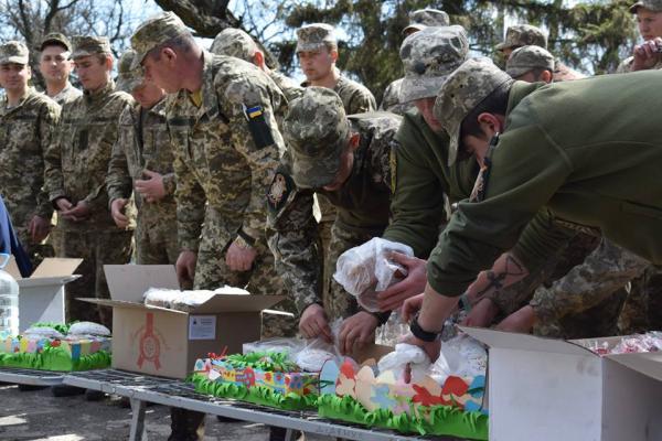 Великдень під кулями: українські військові на фронті теж освятили паски (ФОТО)