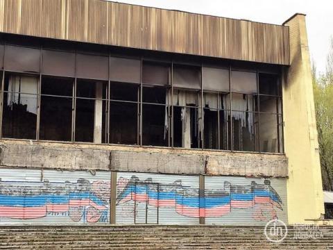 У донецькому кінотеатрі після пожежі знайшли труп (ФОТО) У донецькому кінотеатрі після пожежі знайшли труп (ФОТО)