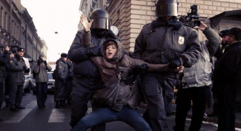 У Петербурзі затримали учасників опозиційної акції «Надоел» У Петербурзі затримали учасників опозиційної акції «Надоел»
