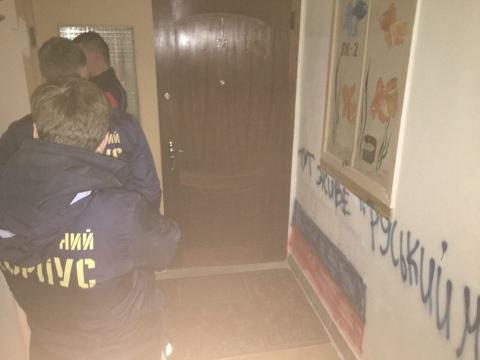 Активісти "Азову" заблокували проросійських політиків у власних квартирах (ФОТО)