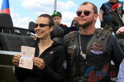 У Мережі висміяли російську співачку, яка отримала "паспорт" від терористів (ФОТО)