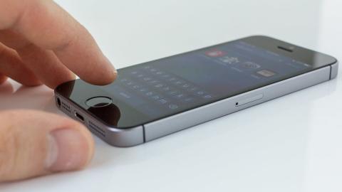   iPhone SE    