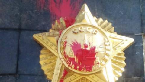 Радянський військовий монумент облили червоною фарбою (ФОТО)