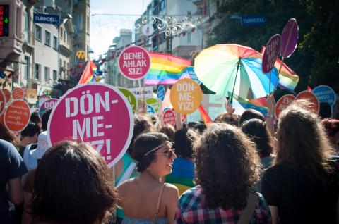 Гумові кулі та сльозогінний газ: у Стамбулі поліція розігнала ЛГБТ-марш