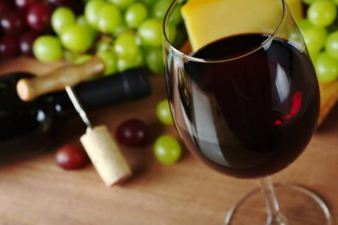 Американські вчені розповіли, чому червоне вино корисне для організму людини
