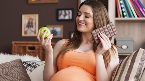 Вчені розповіли, чому вагітним жінкам необхідно їсти шоколад