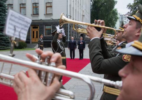 Президент Білорусі прибув до АП на офіційні переговори з Порошенком (ФОТО)