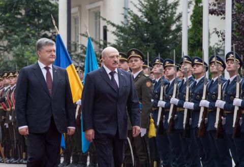 Президент Білорусі прибув до АП на офіційні переговори з Порошенком (ФОТО)