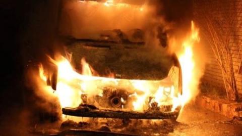 У Києві невідомі спалили автобус, на якому возили "туристів" до окупованого Криму (ВІДЕО)