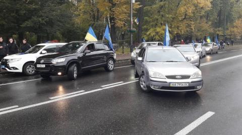 Поблизу ВР заблокували машини "Автомайдану" і вилучають молотки