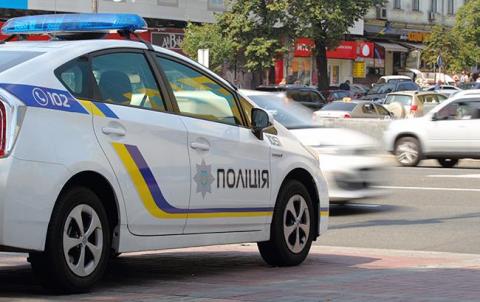 У Києві п'яний співробітник держохорони закрився від "копів" в машині і заснув